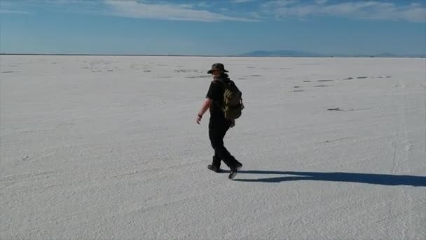 Caminhando Bonneville Salt Flat Com Faísca Dji — Vídeo de Stock