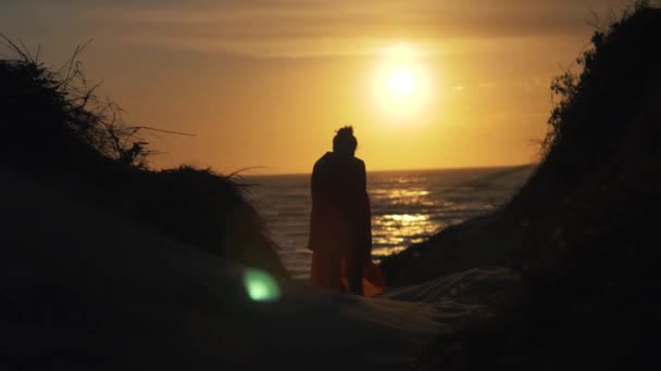 Bela Mulher Jogando Areia Beira Mar Enquanto Pôr Sol — Vídeo de Stock