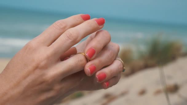Mujer Poniendo Anillo Dedo Hermosa Ubicación Playa — Vídeos de Stock