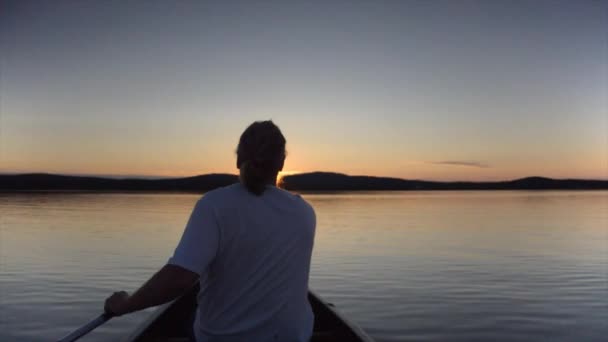 1080P 25Fps Каноэ Финляндии Наблюдая Незаходящим Солнцем Над Озером Инари — стоковое видео
