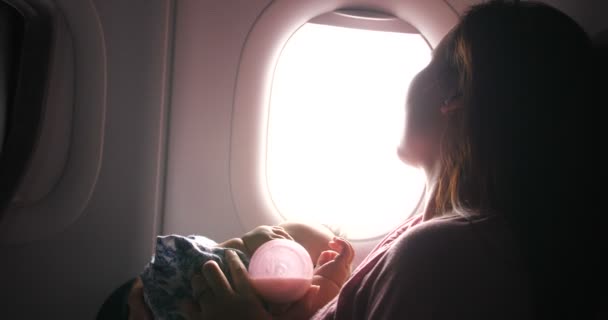 Mãe Olha Para Fora Uma Janela Avião Seguida Beija Bebê — Vídeo de Stock