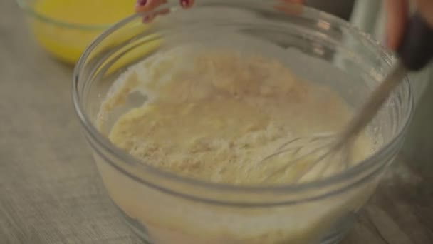 Combineren Van Batter Met Metal Whisk — Stockvideo