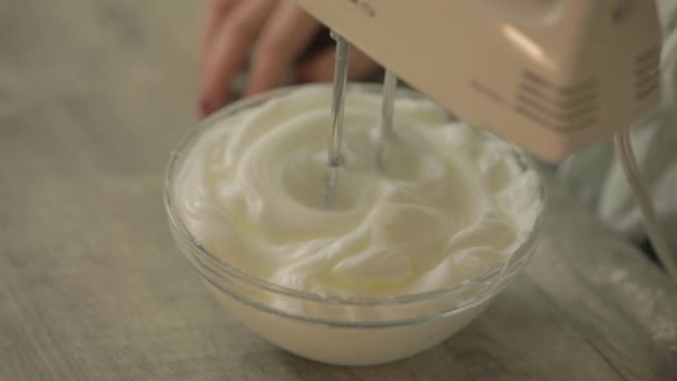 Whipping Egg Putih Dengan Mixer Tangan — Stok Video