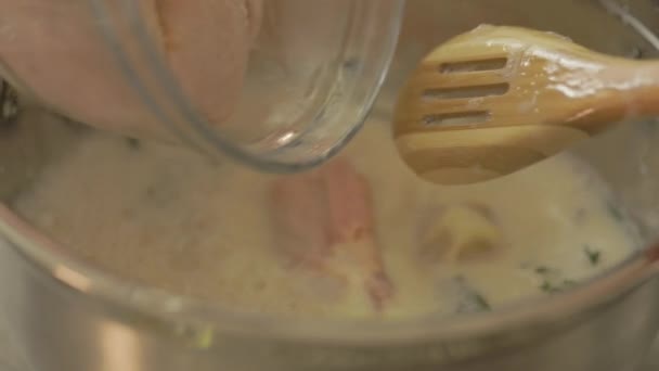Tereyağlı Tuzlu Tavuk Ekleniyor — Stok video