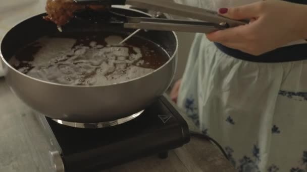 Derin Fryer Dan Çıkan Sıcak Tavuk — Stok video