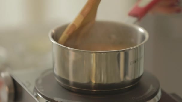鍋に沸騰ソースを攪拌 — ストック動画