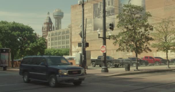 Центральный Вид Города Автомобилями Велосипедистом Пешеходами — стоковое видео