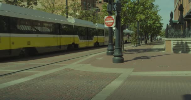 Общественный Транспорт Пересекает Улицу — стоковое видео