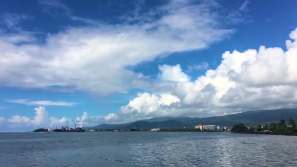 Vita Moln Rör Sig Över Apia Samoas Huvudstad Vänster Sida — Stockvideo
