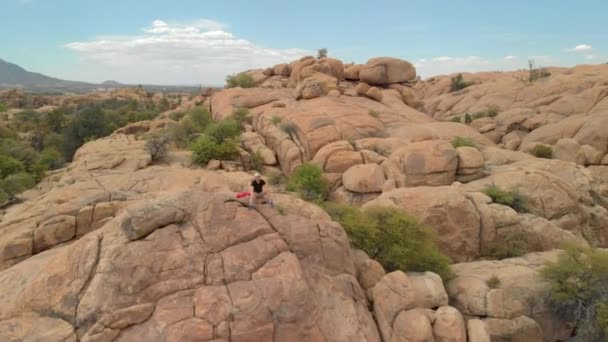 Caminante Sentado Cima Del Acantilado Watson Lake Prescott Arizona — Vídeo de stock