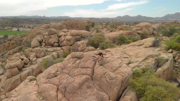 Caminante Sentado Cima Del Acantilado Watson Lake Prescott Arizona — Vídeos de Stock