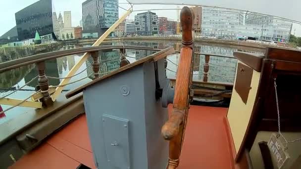 Bir Korsan Gemisinde Gemi Çarkının Etrafında Dolaşmak — Stok video