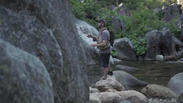 Langzaam Onthullen Van Middelbare Leeftijd Man Vliegen Vissen Dinkey Creek — Stockvideo