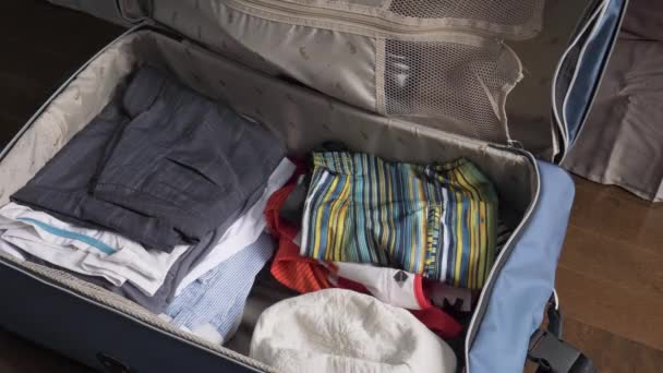 Koffer Packen Auf Reisen Gehen — Stockvideo