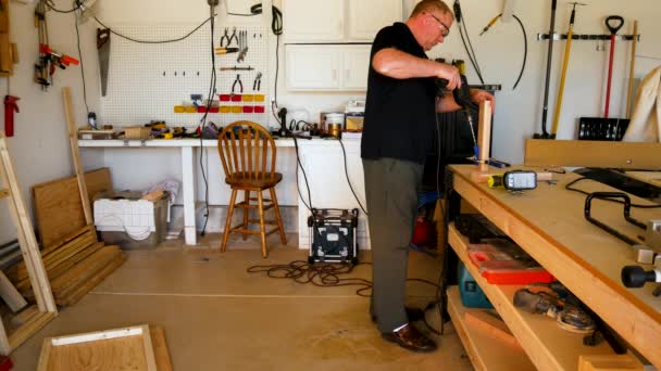 Mann Präpariert Holz Mit Taschenlöchern Zwei Teile Zusammenzufügen — Stockvideo