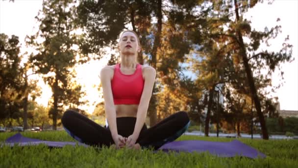 Amplio Plano Una Hermosa Mujer Caucásica Forma Joven Haciendo Yoga — Vídeo de stock