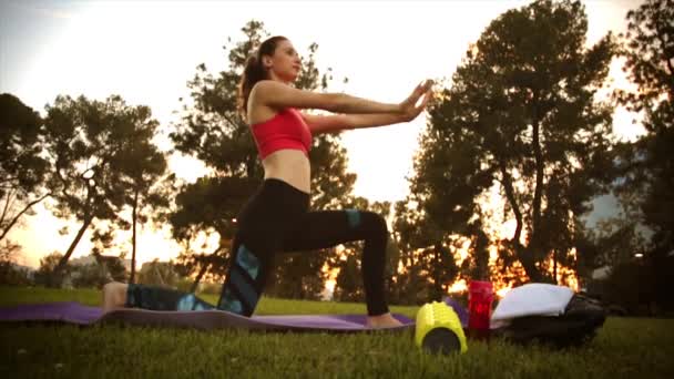 Beyaz Tenli Güzel Bir Kadının Dışarıda Yoga Yaparken Diz Çökerken — Stok video