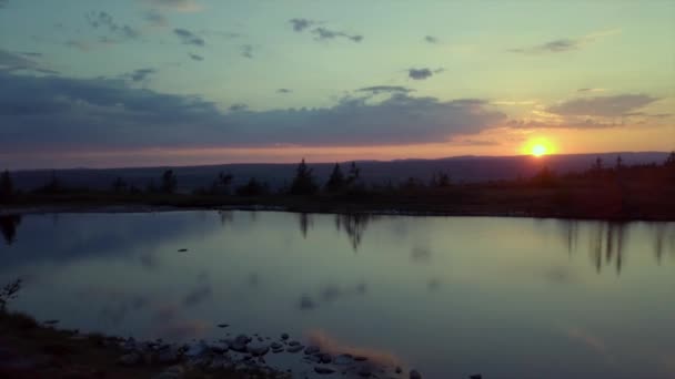 Gebirgswasser Drohne Sonnenuntergang Erschossen — Stockvideo