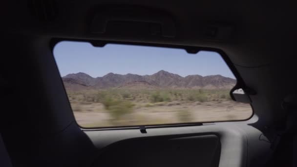 アリゾナ砂漠山脈高速道路の車の窓の外 — ストック動画