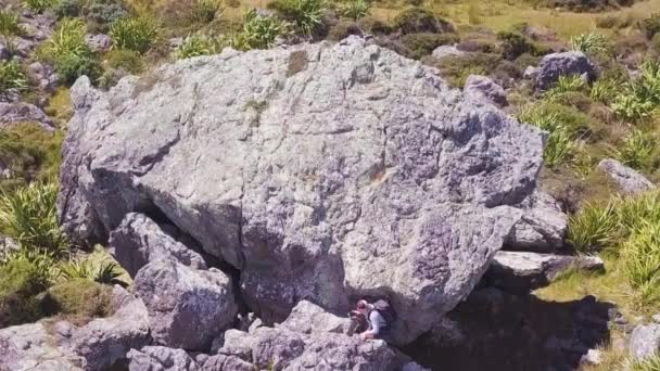 Joven Hombre Sube Roca Nuevo Escarpado País Zelandés Punto Vista — Vídeo de stock