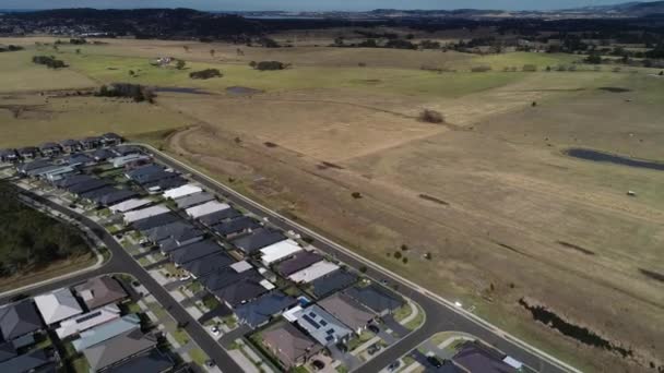 オーストラリアの偉大な夢 ホーム所有権 新しい住宅開発は 何千もの新しい家がオーストラリアのニューサウスウェールズ州に建設されているので かつて空いていた酪農場を埋めます — ストック動画