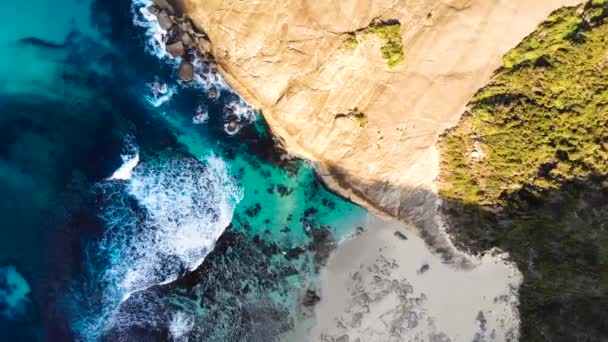 Olas Estrellándose Sobre Rocas Salpicando Playa Disparado Aire Mavic Dji — Vídeo de stock