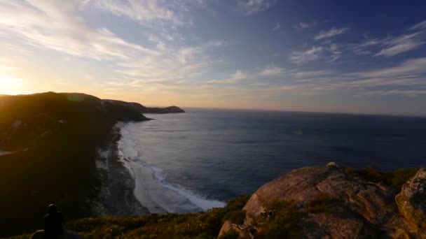 Wschód Słońca Widokiem Góry Otaczające Ocean Obu Stronach — Wideo stockowe