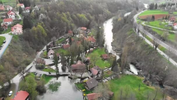 Hırvatistan Plitvice Gölü Yakınlarındaki Büyüleyici Rastoke Kasabasının Hava Görüntüleri — Stok video