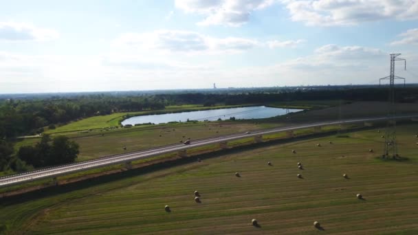 田園風景を背景に高速道路を運転車 — ストック動画