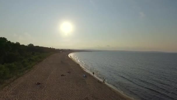 Imágenes Aviones Tripulados Sobre Playa Con Sol Medio — Vídeo de stock