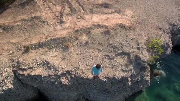 Homme Tient Devant Une Falaise Vue Sur Drone Dessus Mer — Video