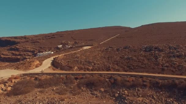 Filmación Tomada Mykonos Grecia Chica Quad Las Montañas Rocosas Isla — Vídeo de stock