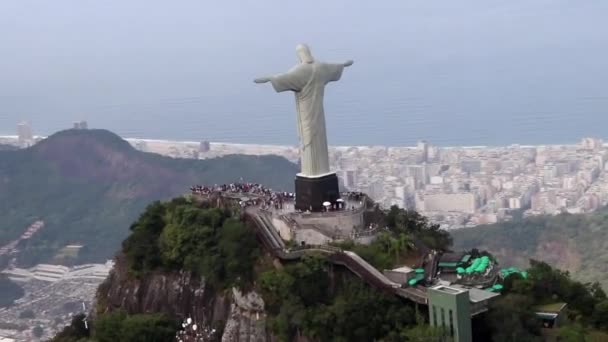 Hubschrauberaufnahme Des Christus Erlöser Denkmals Mit Stadtbild Hintergrund — Stockvideo