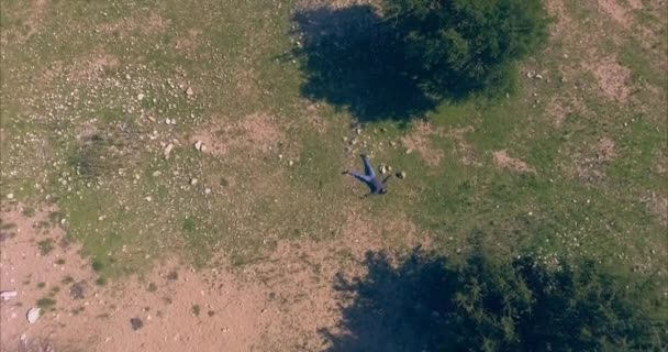 Mann Fängt Drohne Felsigem Feld — Stockvideo