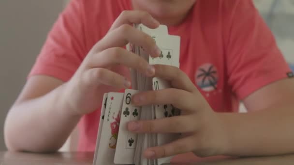 Teenager Zamíchá Balíček Karet Předtím Než Zabývá Pak Kamera Pohybuje — Stock video