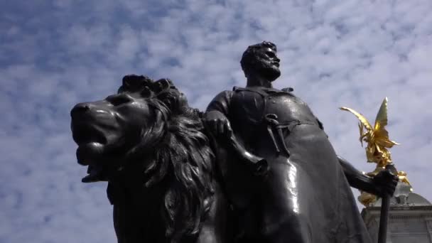 Bronzová Socha Výroba Kolem Památníku Viktorie Před Buckinghamským Palácem — Stock video