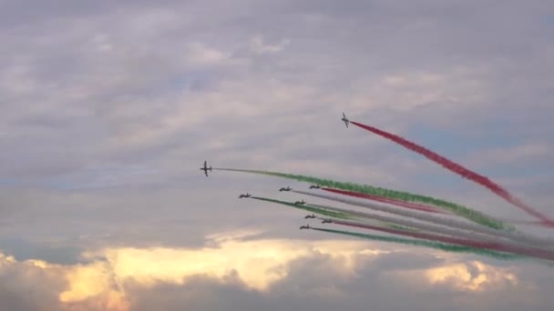 Итальянская Демонстрационная Команда Frecce Tricolori 339 Пролетела Над Королевскими Международными — стоковое видео
