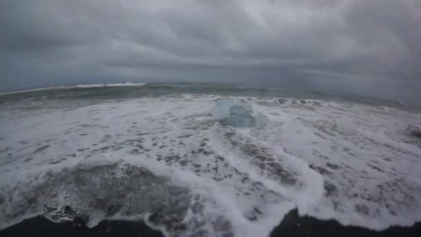 Stormy Atlantic Hullámok Sújtó Fekete Izlandi Strandok Közelében Jokulsarln Március — Stock videók