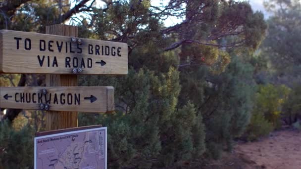 Panning Shot Sign Revealing Destination Woman Starting Hike — Stock Video