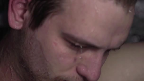 Een Depressieve Jongeman Die Een Douche Neemt Aan Het Leven — Stockvideo