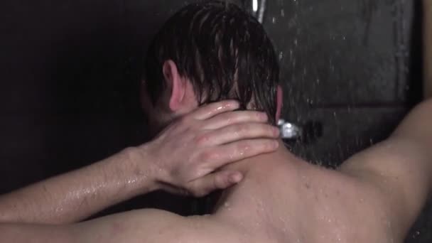 Fiatalember Zuhanyozik Mielőtt Munkába Megy Szuper Lassított Felvétel — Stock videók