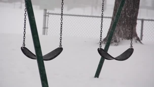 Två Gungor Svajar Fram Snöstormen Inga Barn Parken Och Njuter — Stockvideo