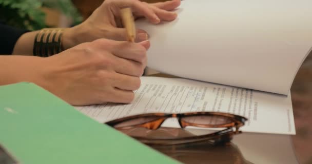 Chica Firmando Documento Una Oficina — Vídeos de Stock