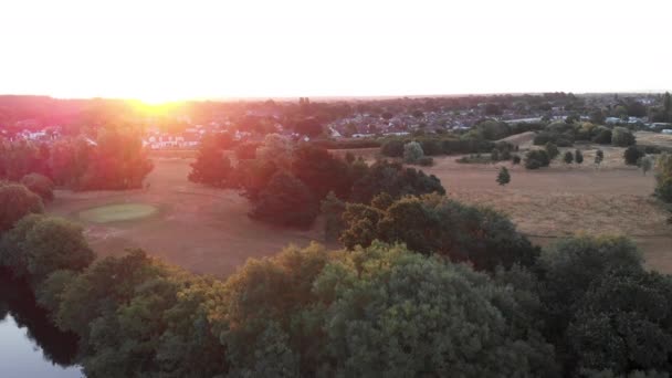 升起的空中俯瞰着日出时分宁静的乡村和河流 River Stour Dorest — 图库视频影像