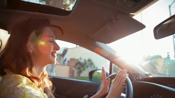 Medium Shot Van Jonge Mooie Vrouw Rijden Genieten Van Haar — Stockvideo