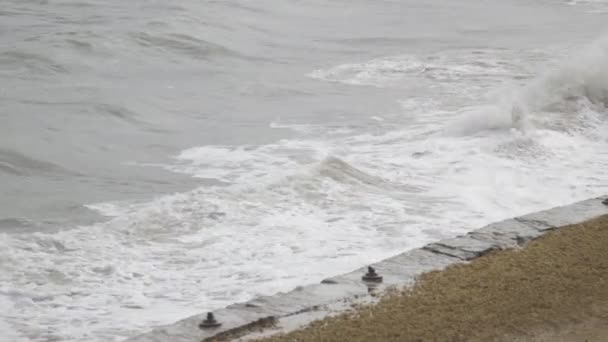 强烈风暴过后 中等强度的海浪冲向海滨 前进方向是海堤 — 图库视频影像