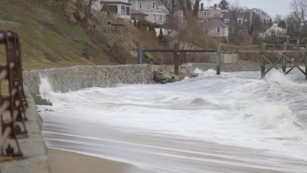 Breed Beeld Van Oceaanstormgolven Die Tegen Een Zeewering Botsen Een — Stockvideo