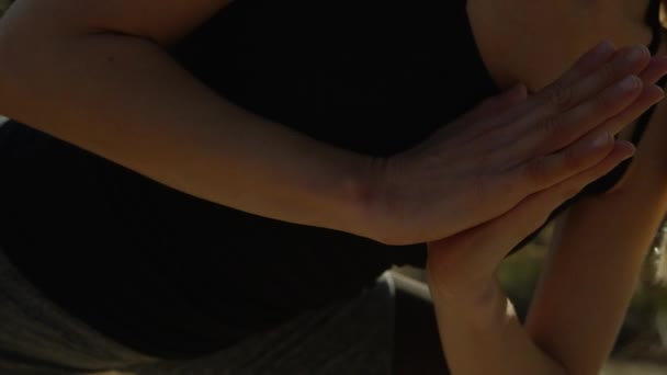 年轻女子带着镜头照明弹在室外做瑜伽运动的慢镜头 — 图库视频影像