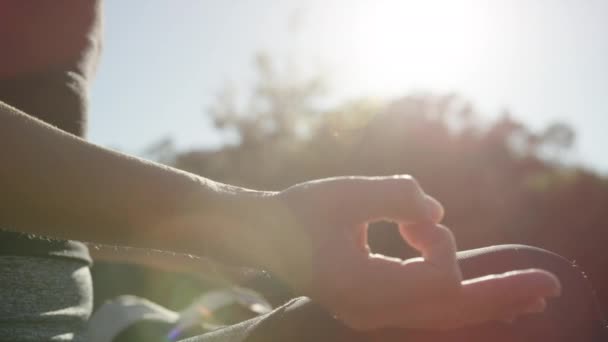 Vídeo Moción Lenta Una Joven Rubia Sentada Afuera Haciendo Yoga — Vídeos de Stock