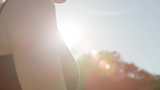 Junge Frau Beginnt Yoga Sequenz Draußen Mit Linsenschlag Und Blauem — Stockvideo